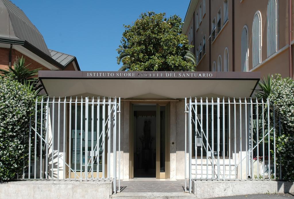 Casa Religiosa Per Ferie Ancelle Del Santuario Rome Exterior photo
