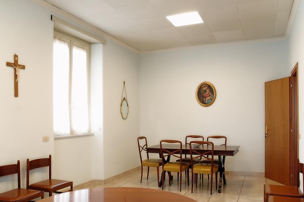 Casa Religiosa Per Ferie Ancelle Del Santuario Rome Exterior photo